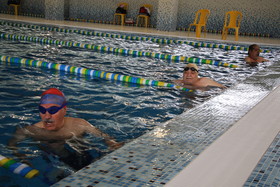 رقابت بازنشستگان در رشته دارت و شنا