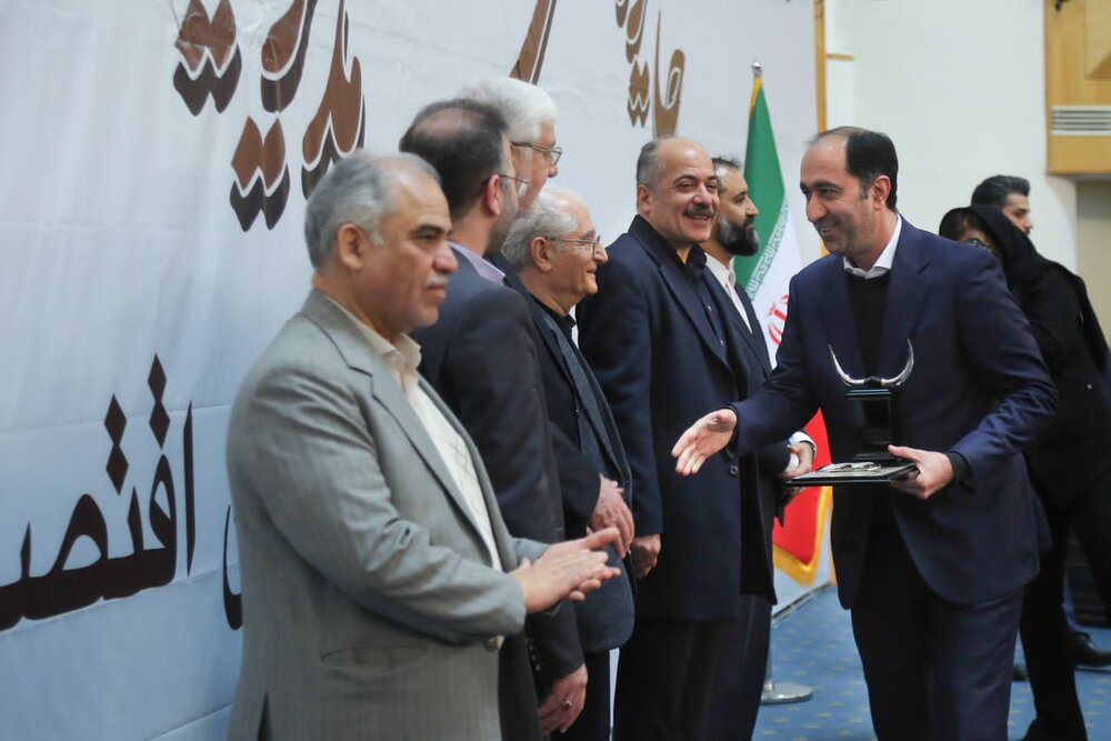 گروه توسعه مالی مهرآیندگان جایزه ملی مدیریت مالی ایران دریافت کرد 