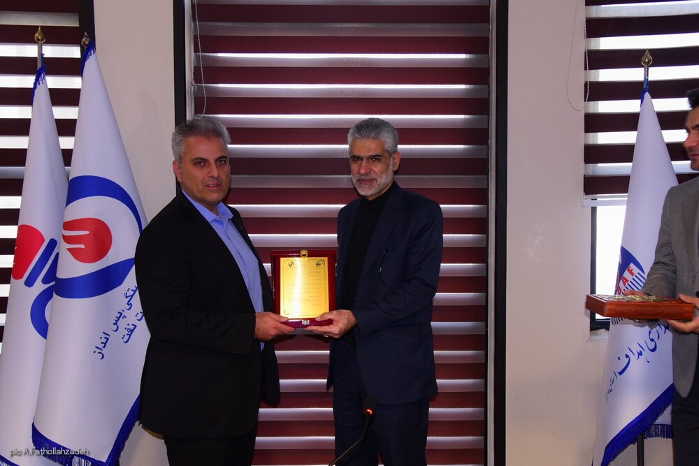 تجلیل دکتر بیات از مدیران طرحهای افتتاحیۀ امسال