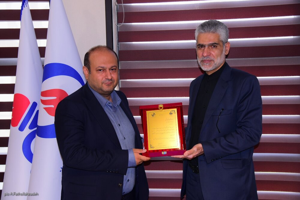 تجلیل دکتر بیات از مدیران طرحهای افتتاحیۀ امسال