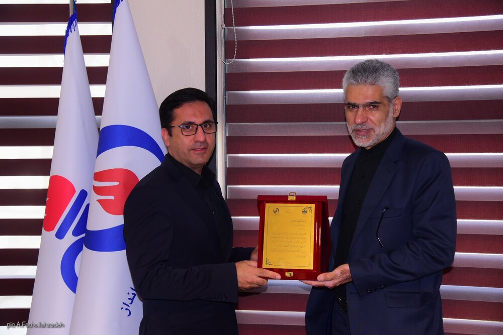 تجلیل دکتر بیات از مدیران طرحهای افتتاحیۀ امسال