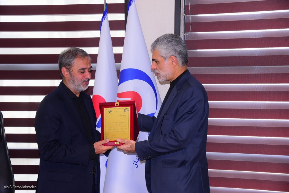 تجلیل دکتر بیات از مدیران طرحهای افتتاحیۀ امسال