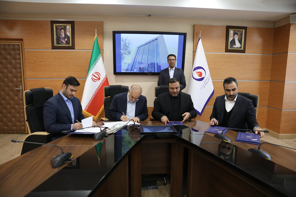 دکتر حسینزاده: ورود صندوقها به خدمات رفاهی مسکن؛ نقطه عطفی در تاریخ سبد خدماتی است / گام بزرگ و عملی در راستای مسکن دار شدن بازنشستگان نفت / ۳ تفاهمنامه مسکن برای بازنشستگان نفت امضا شد / وامهای ۲۰۰ تا ۳۰۰ میلیونی در راه است / پرداخت مناسبتی روز تکریم بازنشستگان پرداخت خواهد شد /