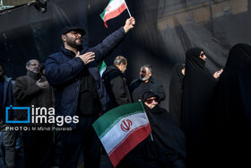 بیعت مردم با رهبری در میدان انقلاب تهران