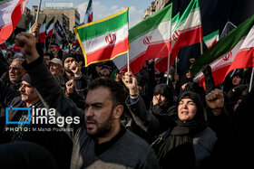 بیعت مردم با رهبری در میدان انقلاب تهران