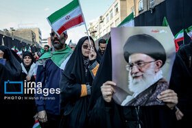 بیعت مردم با رهبری در میدان انقلاب تهران