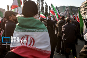 بیعت مردم با رهبری در میدان انقلاب تهران