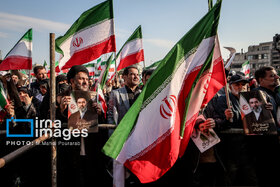 بیعت مردم با رهبری در میدان انقلاب تهران