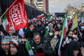 بیعت مردم با رهبری در میدان انقلاب تهران