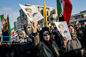 بیعت مردم با رهبری در میدان انقلاب تهران