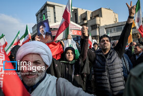 بیعت مردم با رهبری در میدان انقلاب تهران