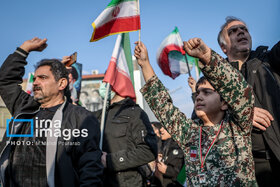 بیعت مردم با رهبری در میدان انقلاب تهران