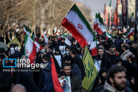 بیعت مردم با رهبری در میدان انقلاب تهران
