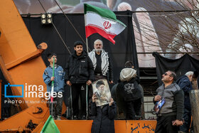 بیعت مردم با رهبری در میدان انقلاب تهران