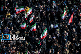بیعت مردم با رهبری در میدان انقلاب تهران