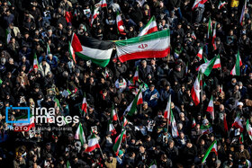 بیعت مردم با رهبری در میدان انقلاب تهران