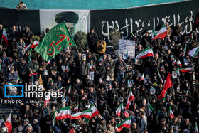 بیعت مردم با رهبری در میدان انقلاب تهران