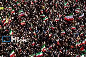 بیعت مردم با رهبری در میدان انقلاب تهران