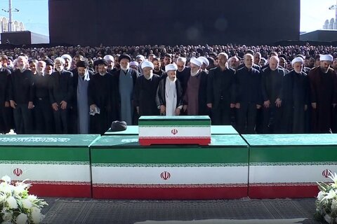 اقامه نماز بر پیکر مطهر مجاهد شهید امام خامنه‌ای و خانواده ایشان